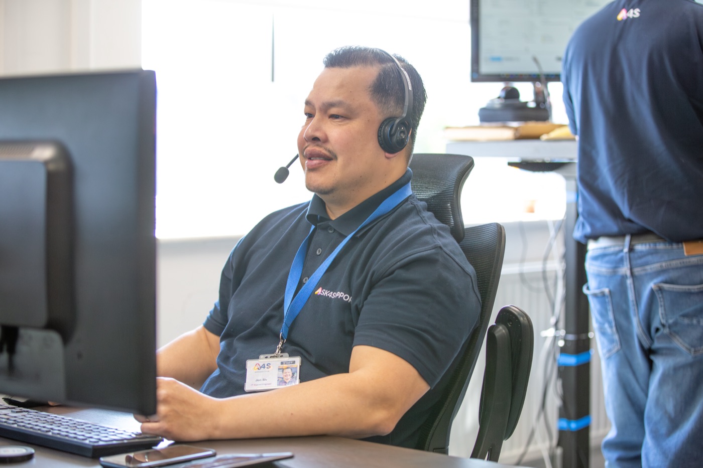 An Ask4Support helpdesk engineer on a live support call